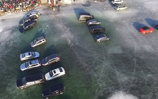 15 masini parcate pe gheata au inceput sa se scufunde incet-incet